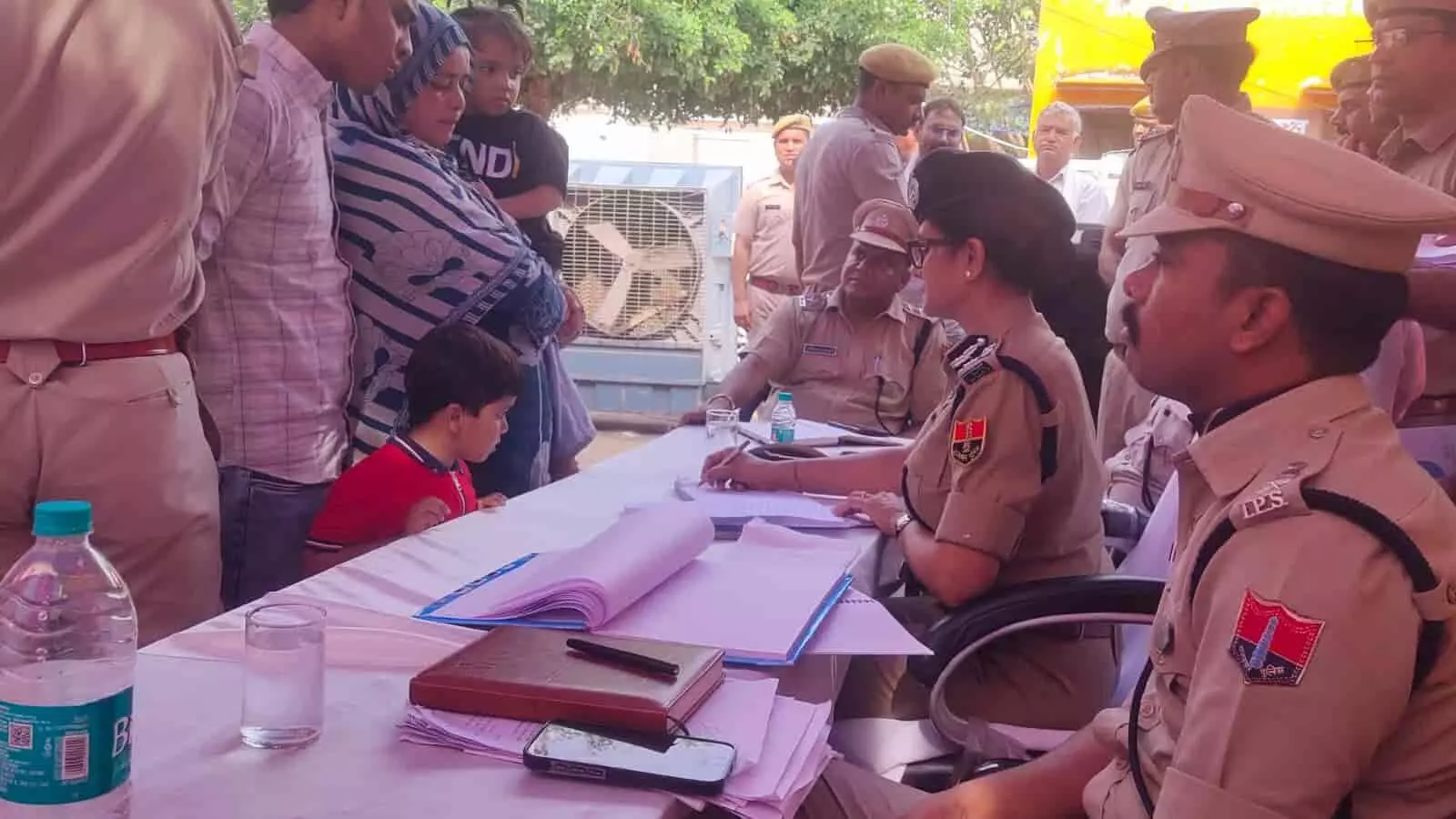 आईजी प्रीति चंद्रा डीग शहर कोतवाली में परिवादियों की समस्याएं सुनते हुए नजर आ रही हैं। आईजी प्रीति चंद्रा डीग शहर कोतवाली में परिवादियों की समस्याएं सुनते हुए नजर आ रही हैं।