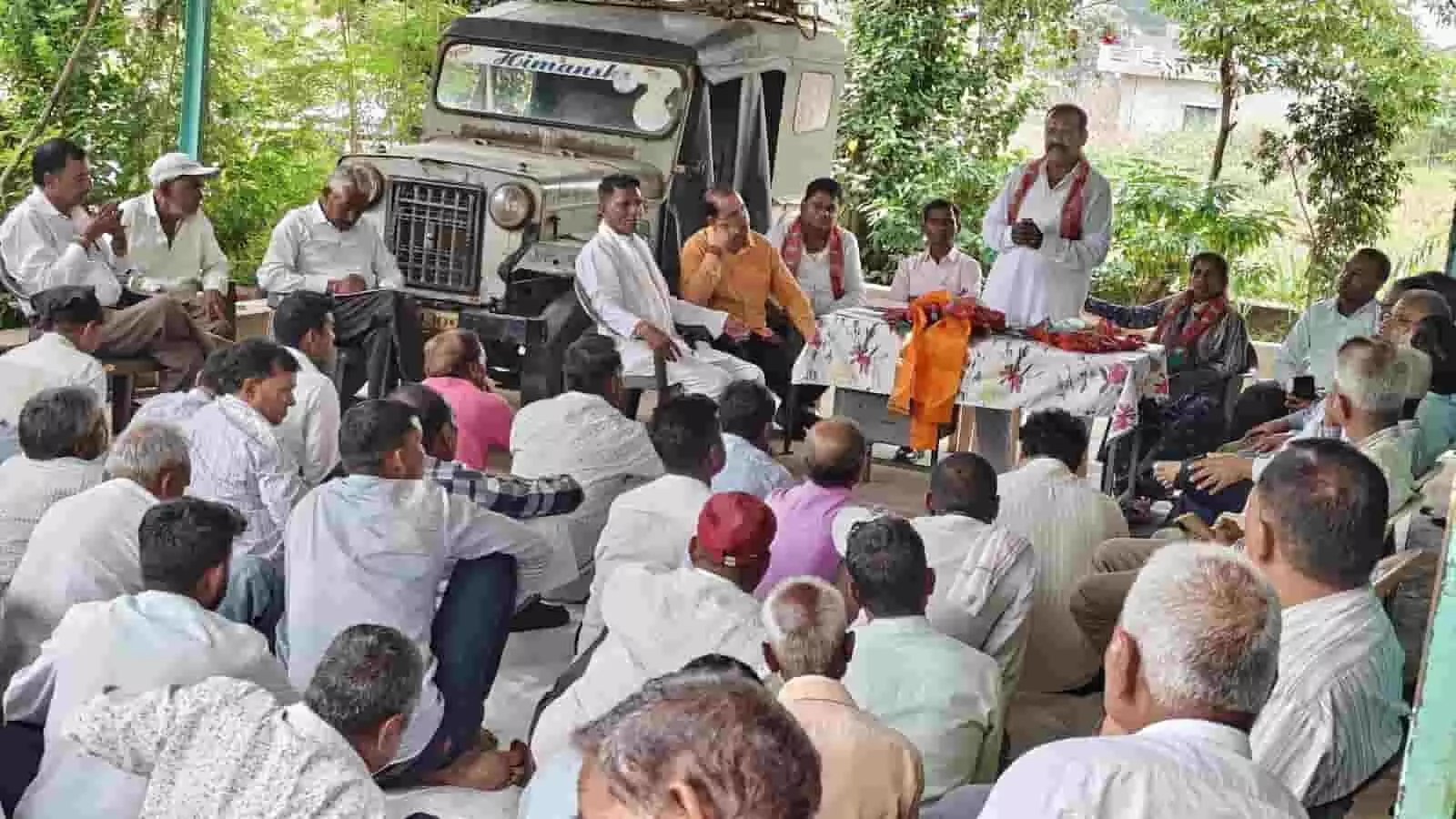 खेरवाड़ा में भाजपा मंडल बैठक के दौरान संबोधित करते नेता और सुनते कार्यकर्ता खेरवाड़ा में भाजपा मंडल बैठक के दौरान संबोधित करते नेता और सुनते कार्यकर्ता