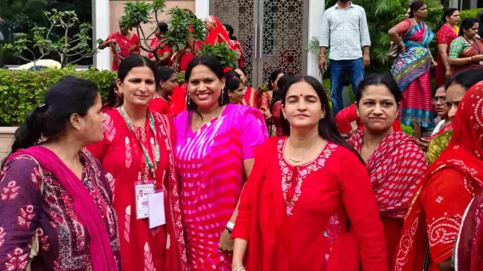 तस्वीर में महिला कांग्रेस कार्यकर्ता नई दिल्ली में प्रदर्शन के दौरान एक साथ खड़ी हैं। तस्वीर में महिला कांग्रेस कार्यकर्ता नई दिल्ली में प्रदर्शन के दौरान एक साथ खड़ी हैं।