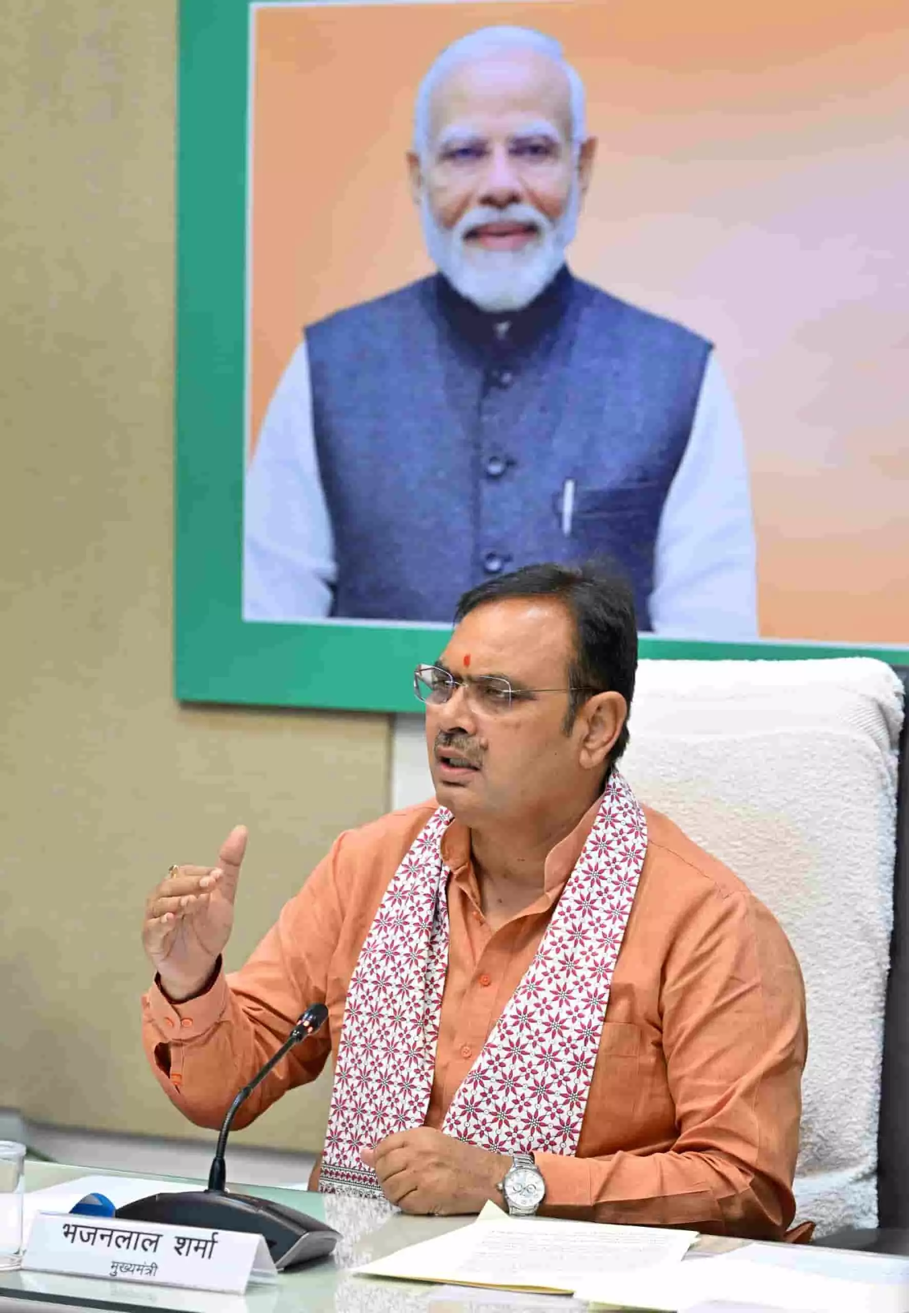 तस्वीर में मुख्यमंत्री भजनलाल शर्मा अधिकारियों के साथ जयपुर में बैठक करते हुए दिख रहे हैं।