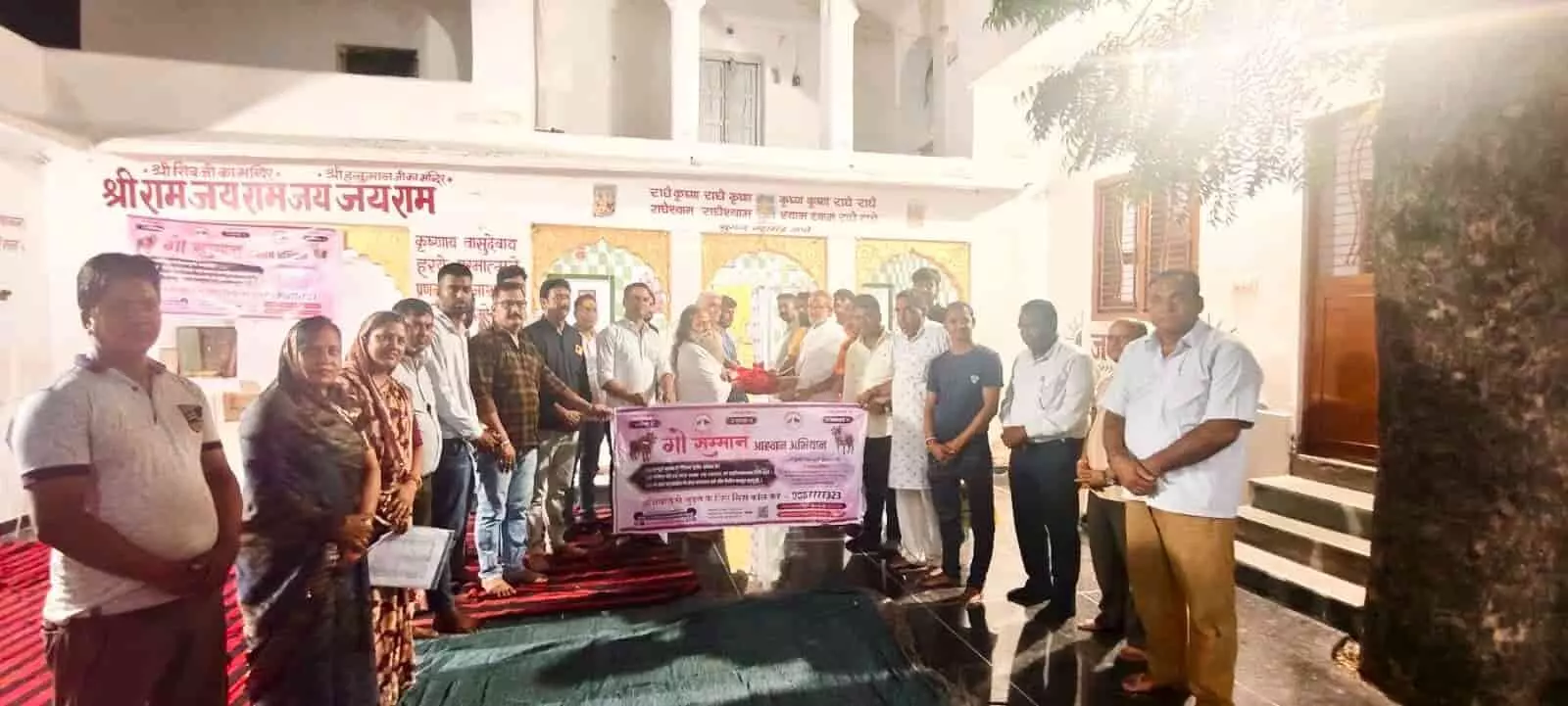 तस्वीर में गंगापुर मंदिर परिसर में गौ सम्मान आह्वान अभियान की बैठक के दौरान खड़े लोग। तस्वीर में गंगापुर मंदिर परिसर में गौ सम्मान आह्वान अभियान की बैठक के दौरान खड़े लोग।