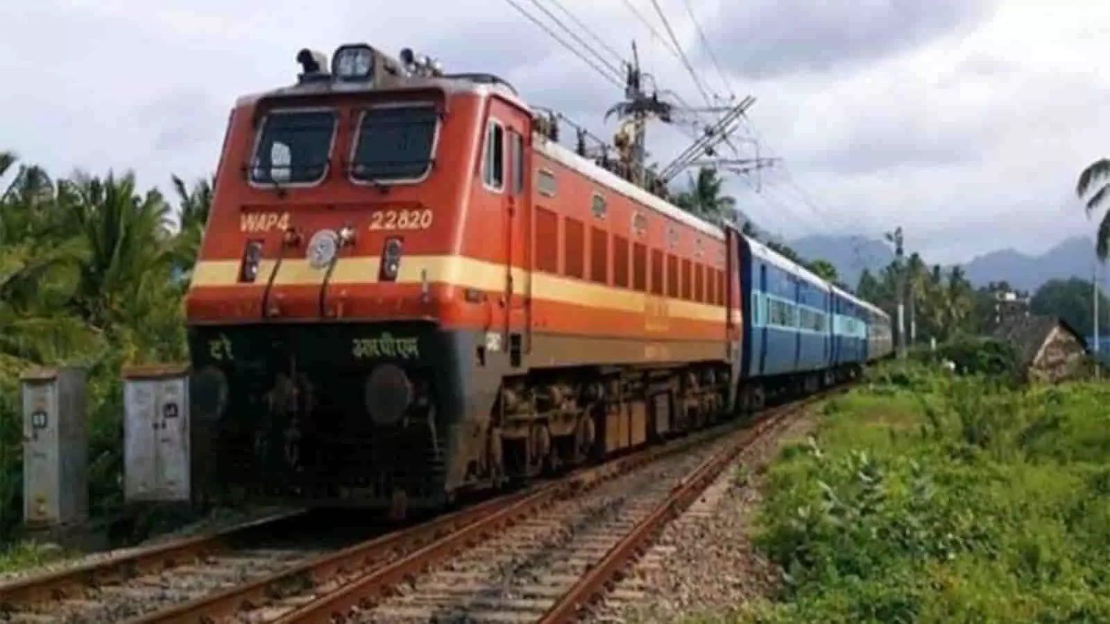 तस्वीर में पटरियों पर चलती हुई एक भारतीय रेलवे की ट्रेन दिखाई दे रही है।