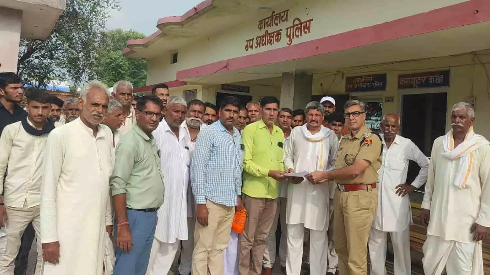 भुसावर में पुलिस उपाधीक्षक कार्यालय के बाहर डीएसपी को ज्ञापन सौंपते ग्रामीण और मृतका के परिजन। भुसावर में पुलिस उपाधीक्षक कार्यालय के बाहर डीएसपी को ज्ञापन सौंपते ग्रामीण और मृतका के परिजन।