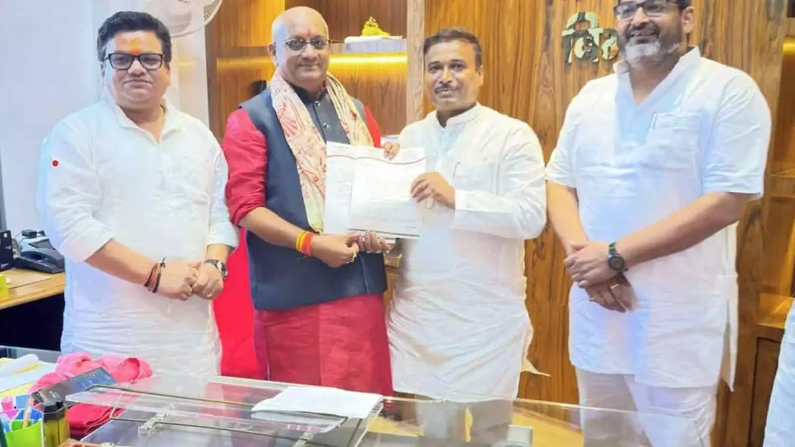 तस्वीर में ओबरा विधायक डॉ. प्रकाश चंद्रा बिहार के पथ निर्माण मंत्री को ज्ञापन सौंपते दिख रहे हैं।