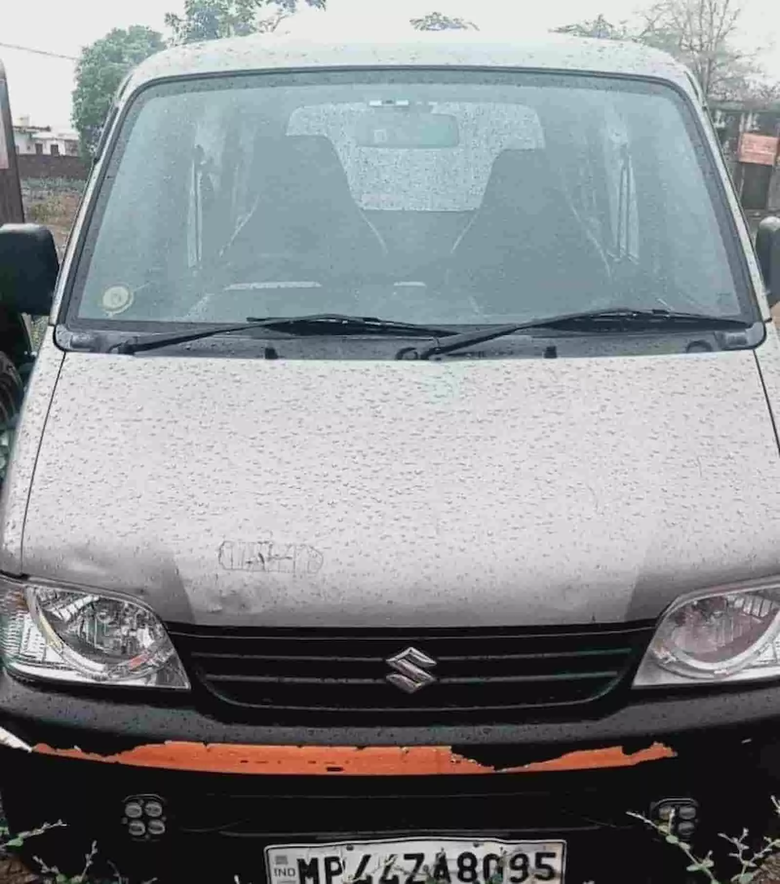 तस्वीर में दिख रही जब्त की गई सिल्वर इको कार जिसके नंबर प्लेट पर MP-44-ZA-8095 लिखा है। तस्वीर में दिख रही जब्त की गई सिल्वर इको कार जिसके नंबर प्लेट पर MP-44-ZA-8095 लिखा है।