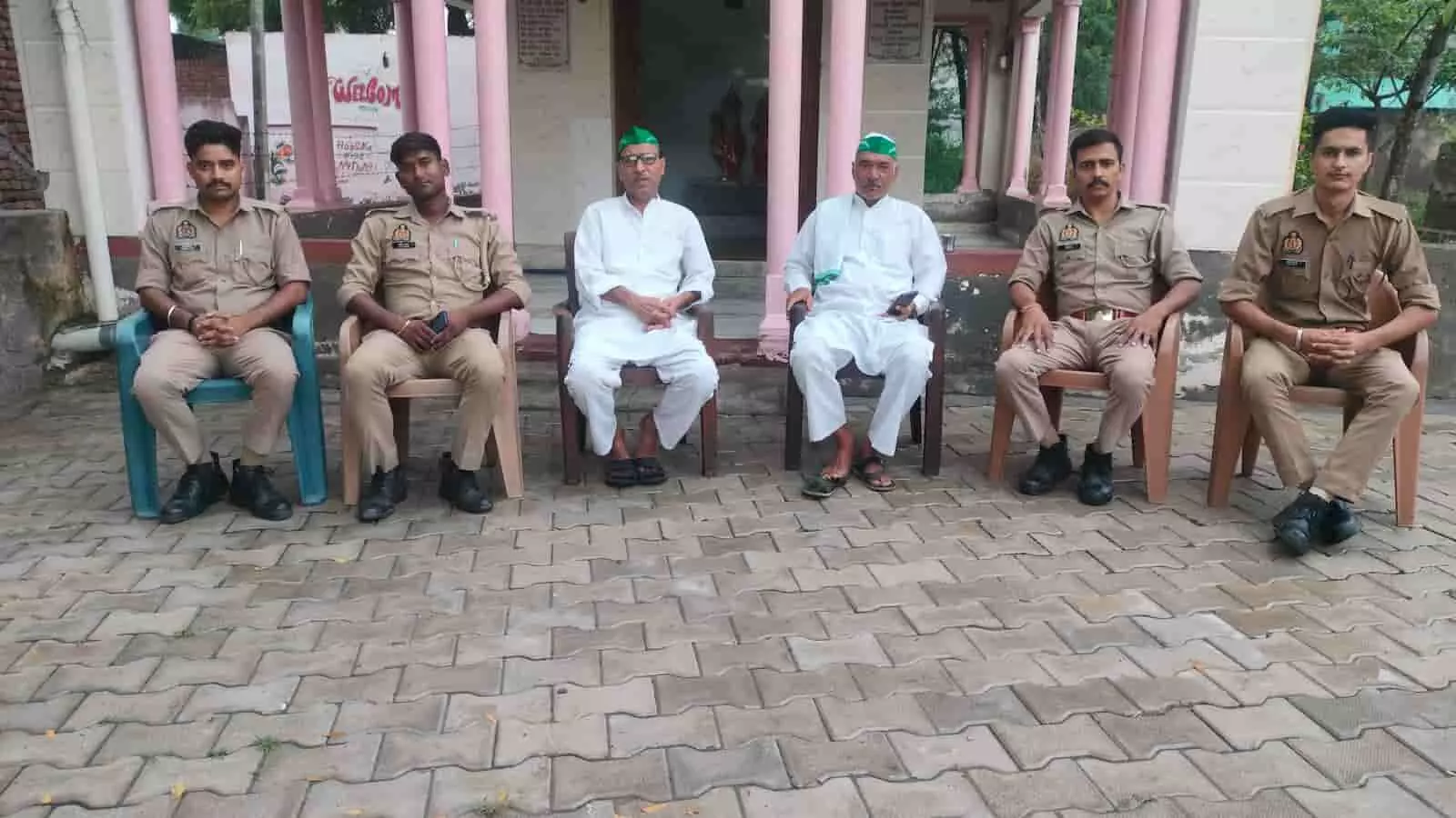 तस्वीर में मथुरा में पुलिसकर्मियों के साथ कुर्सियों पर बैठे भाकियू चढ़ूनी के किसान नेता दिख रहे हैं।