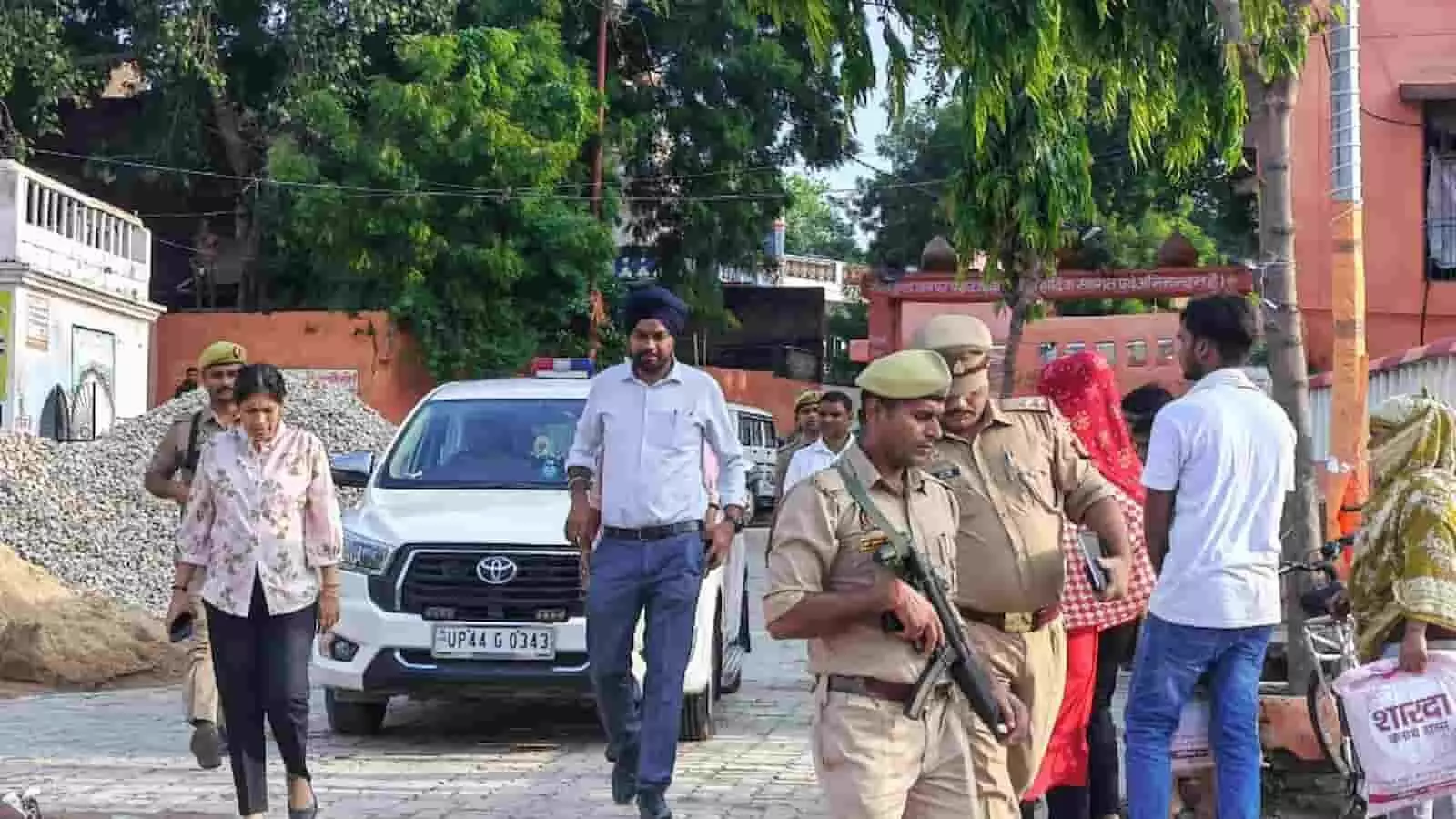 तस्वीर में सुल्तानपुर में कांवड़ यात्रा की तैयारियों के दौरान पुलिस बल के साथ निरीक्षण करते अधिकारी दिख रहे हैं।