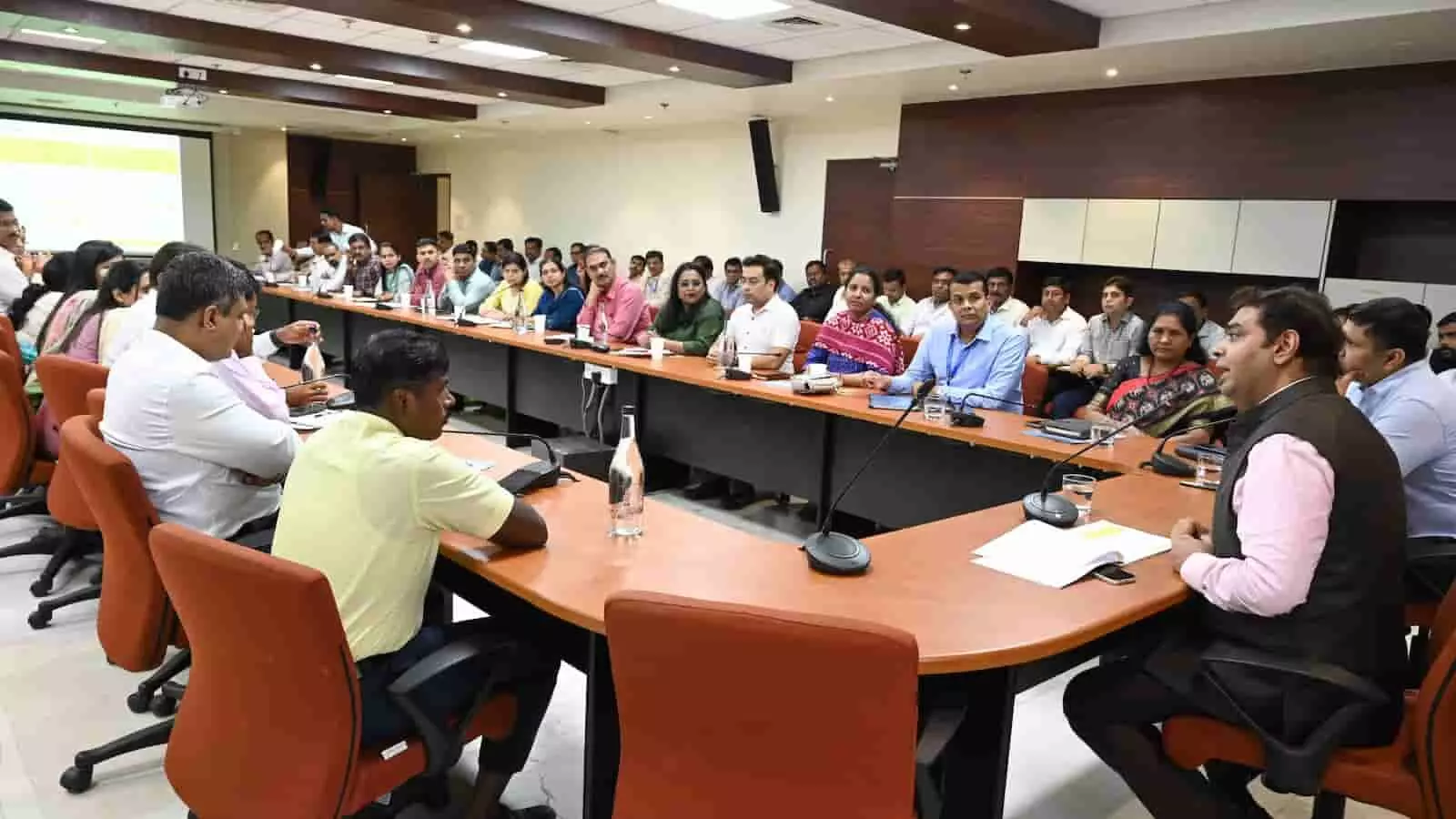 तस्वीर में एक कॉन्फ़्रेंस रूम में समीक्षा बैठक करते हुए बीएमसी अधिकारी दिखाई दे रहे हैं। तस्वीर में एक कॉन्फ़्रेंस रूम में समीक्षा बैठक करते हुए बीएमसी अधिकारी दिखाई दे रहे हैं।