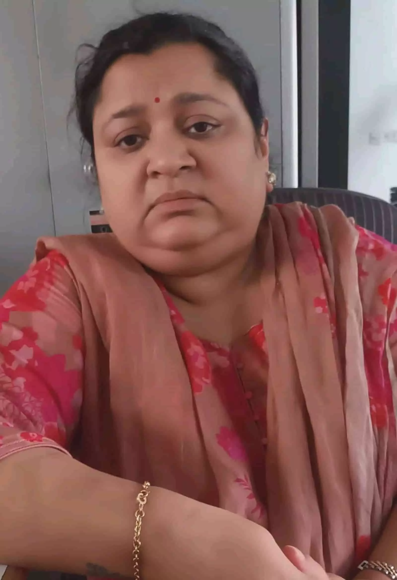 तस्वीर में कुर्सियों के पास बैठी हुई महिला दिव्या सिंह कुशवाहा दिख रही हैं।