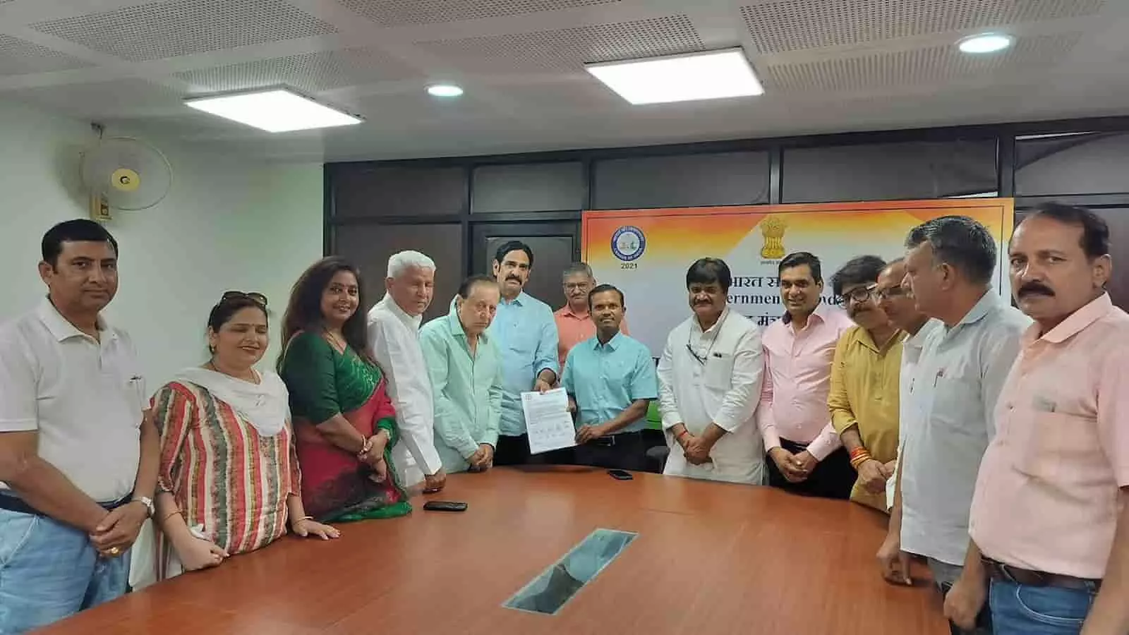 तस्वीर में कार्यालय में बैठा राजस्थान यादव महासभा का प्रतिनिधिमंडल अधिकारी को ज्ञापन सौंपता दिख रहा है।
