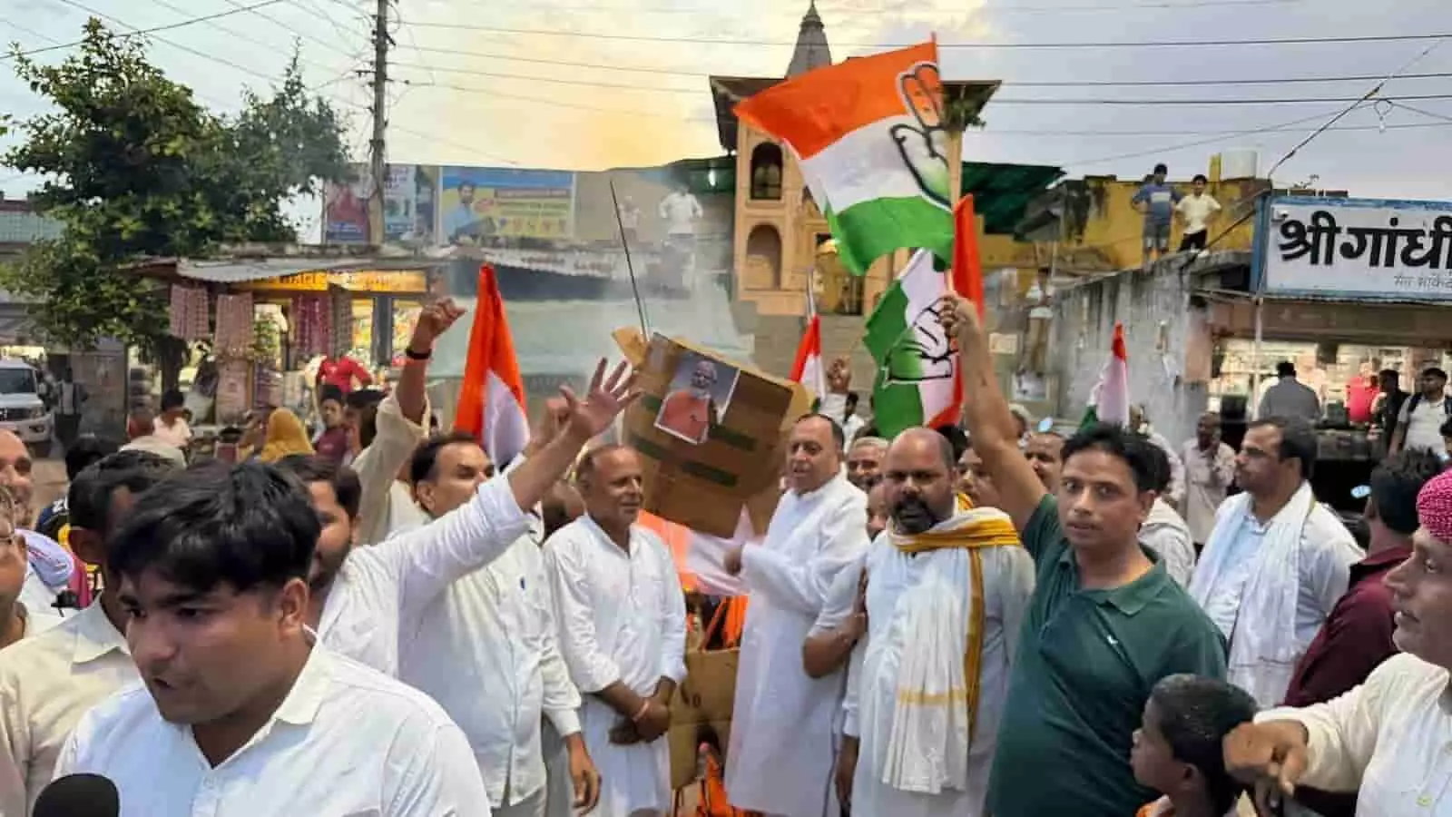 तस्वीर में डीग में कांग्रेस पार्टी के झंडे लहराते और पुतला दहन के दौरान नारेबाजी करते कार्यकर्ता दिख रहे हैं। तस्वीर में डीग में कांग्रेस पार्टी के झंडे लहराते और पुतला दहन के दौरान नारेबाजी करते कार्यकर्ता दिख रहे हैं।