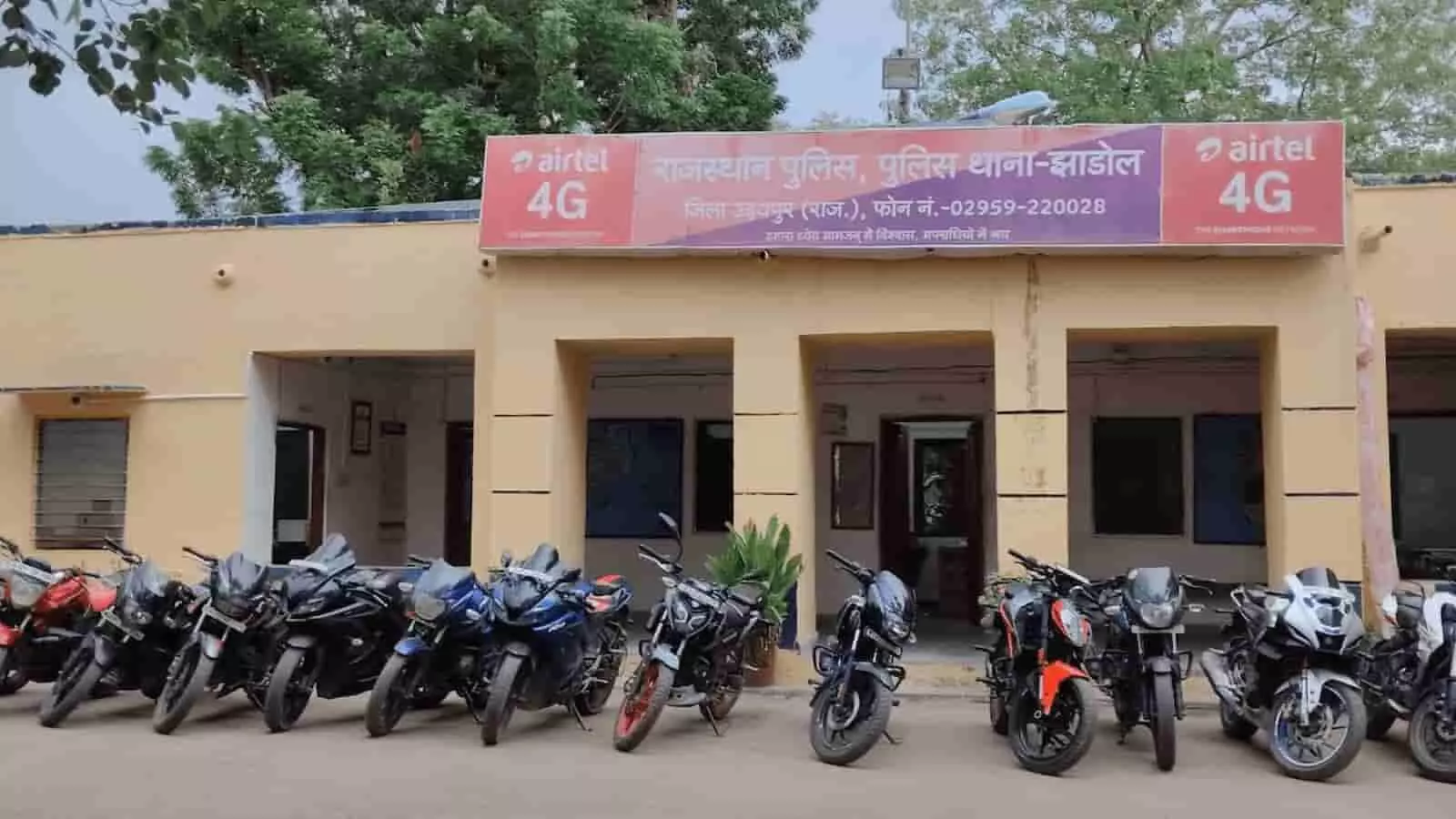 तस्वीर में झाड़ोल पुलिस थाने के बाहर खड़ी जब्त की गई 13 पावर बाइक नजर आ रही हैं।