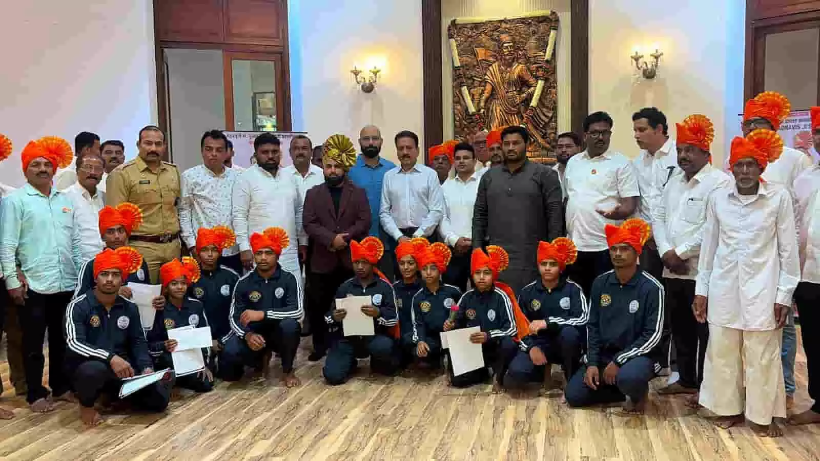 तस्वीर में मुंबई के सेवा सदन में युवा पहलवान और अतिथि समूह में खड़े दिख रहे हैं। तस्वीर में मुंबई के सेवा सदन में युवा पहलवान और अतिथि समूह में खड़े दिख रहे हैं।