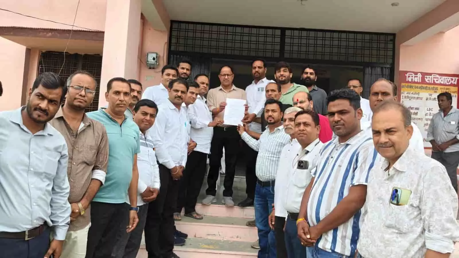 बड़ी सादड़ी थाने के बाहर जांच पड़ताल करते हुए पुलिसकर्मी। बड़ी सादड़ी थाने के बाहर जांच पड़ताल करते हुए पुलिसकर्मी।