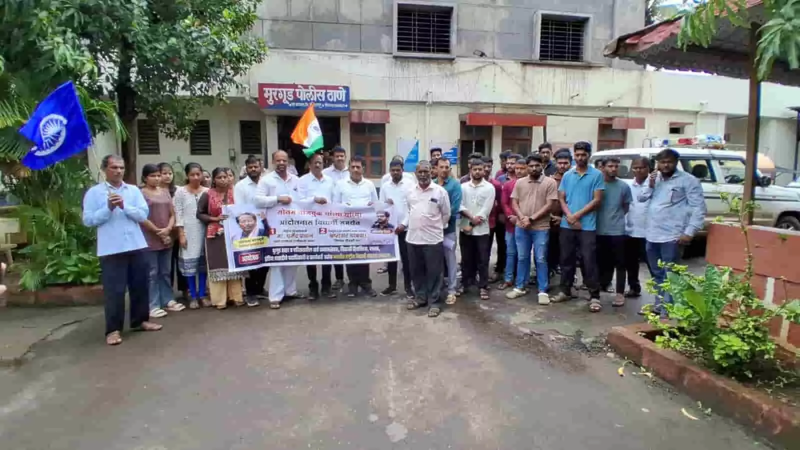 मुरगुड पुलिस थाने के सामने नीट पेपर लीक मामले में प्रदर्शन करते लोग। मुरगुड पुलिस थाने के सामने नीट पेपर लीक मामले में प्रदर्शन करते लोग।