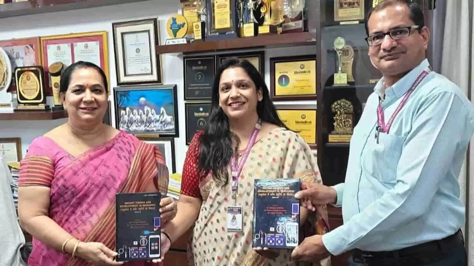 तस्वीर में प्राचार्या प्रो. रेणु जोशी, डॉ. श्वेता शर्मा और डॉ. विकास बाराठी पुस्तक का लोकार्पण करते दिख रहे हैं।