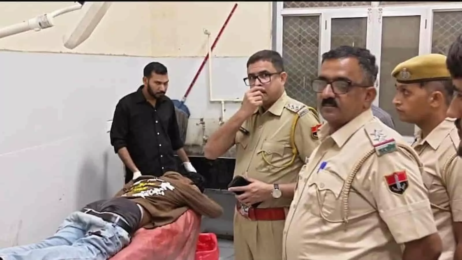 तस्वीर में महात्मा गांधी चिकित्सालय के अंदर पुलिसकर्मी और अस्पताल स्टाफ खड़े दिखाई दे रहे हैं।