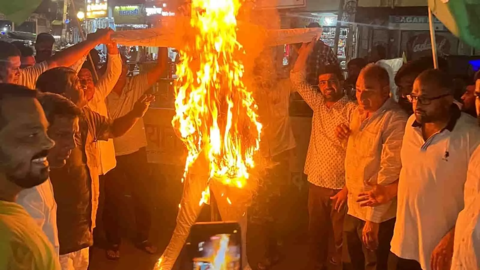 तस्वीर में भीलवाड़ा में कांग्रेस कार्यकर्ता केंद्रीय शिक्षा मंत्री के पुतले का दहन करते हुए दिख रहे हैं।