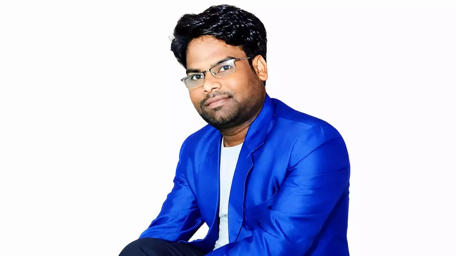 तस्वीर में सीए लक्ष्मीकांत गुप्ता नीले रंग का ब्लेज़र पहने हुए नजर आ रहे हैं। तस्वीर में सीए लक्ष्मीकांत गुप्ता नीले रंग का ब्लेज़र पहने हुए नजर आ रहे हैं।