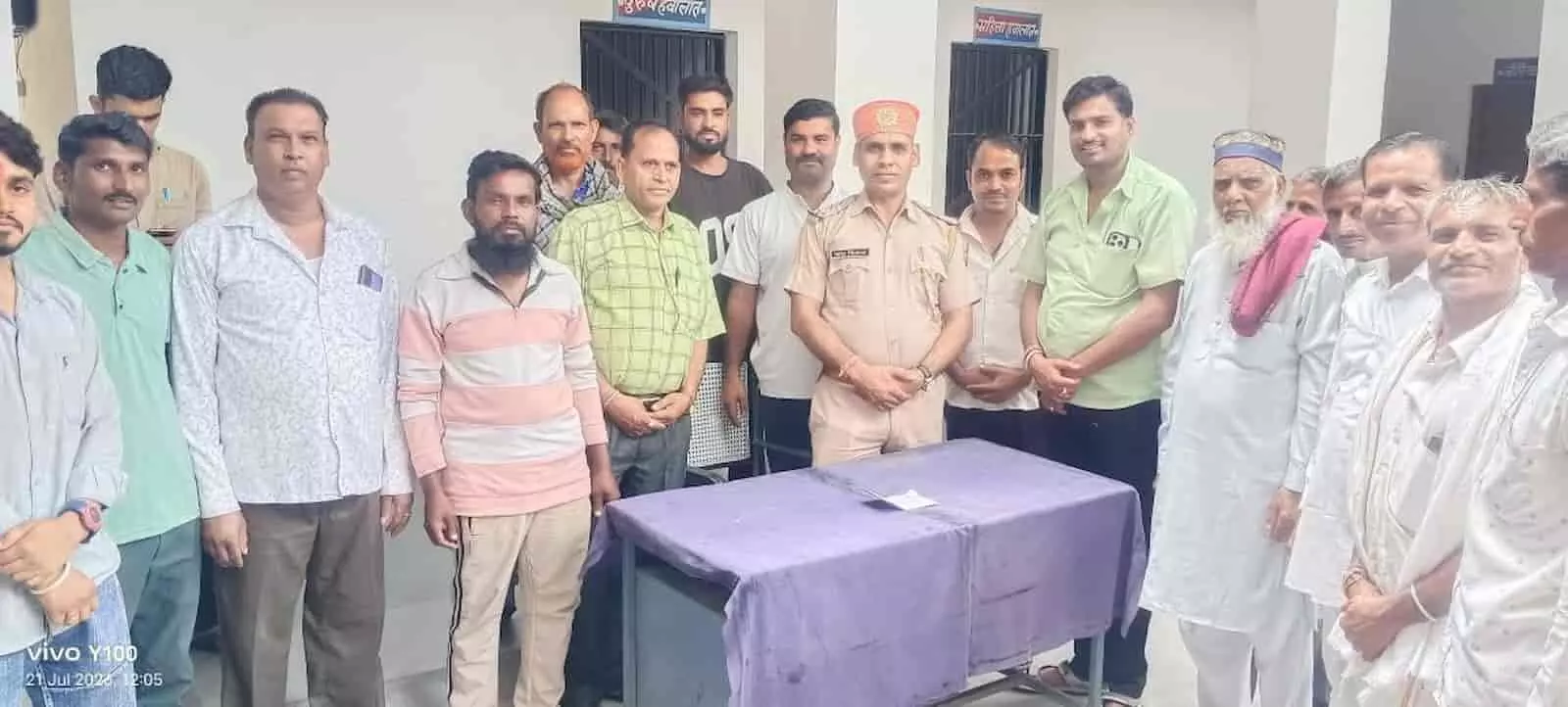 तस्वीर में लसाड़िया थाना परिसर में सीएलजी बैठक के दौरान पुलिस अधिकारी और स्थानीय सदस्य खड़े हैं। तस्वीर में लसाड़िया थाना परिसर में सीएलजी बैठक के दौरान पुलिस अधिकारी और स्थानीय सदस्य खड़े हैं।