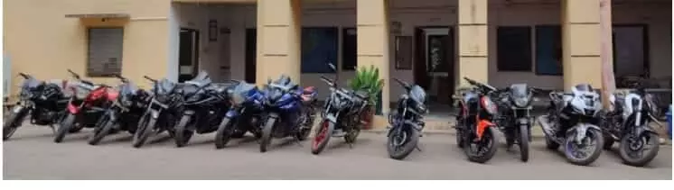 तस्वीर में झाड़ोल थाना परिसर में पुलिस द्वारा जब्त पावर बाइक खड़ी दिखाई दे रही हैं।