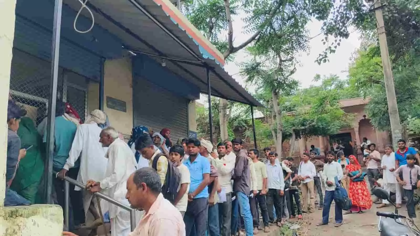 बयाना उपजिला अस्पताल के दवा वितरण केंद्र पर कतार में खड़े मरीज और लोग। बयाना उपजिला अस्पताल के दवा वितरण केंद्र पर कतार में खड़े मरीज और लोग।