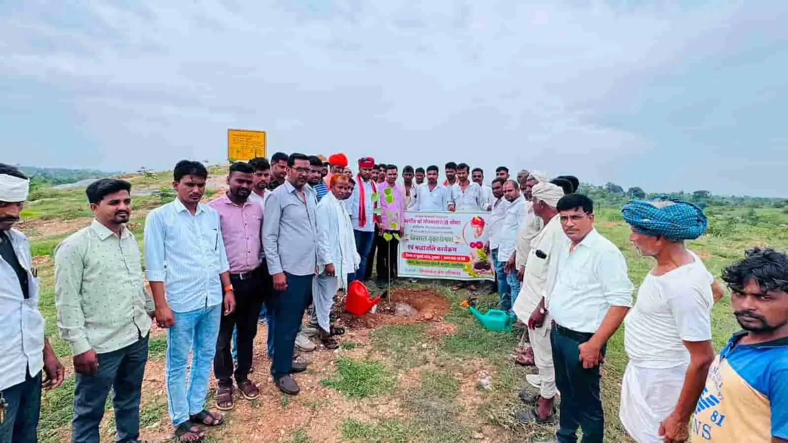 तस्वीर में कन्हैयालाल मीणा और ग्रामीण थेमली का गुड़ा में वृक्षारोपण कार्यक्रम के दौरान नजर आ रहे हैं। तस्वीर में कन्हैयालाल मीणा और ग्रामीण थेमली का गुड़ा में वृक्षारोपण कार्यक्रम के दौरान नजर आ रहे हैं।