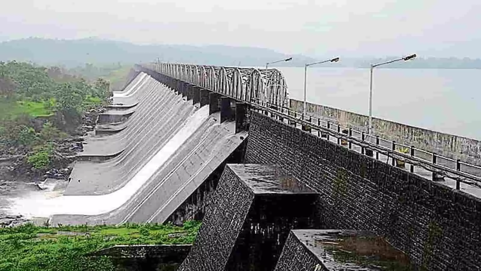 तस्वीर में मानसूनी बारिश के दौरान मुंबई की ओवरफ्लो होती तानसा झील और उसका बांध दिख रहा है। तस्वीर में मानसूनी बारिश के दौरान मुंबई की ओवरफ्लो होती तानसा झील और उसका बांध दिख रहा है।