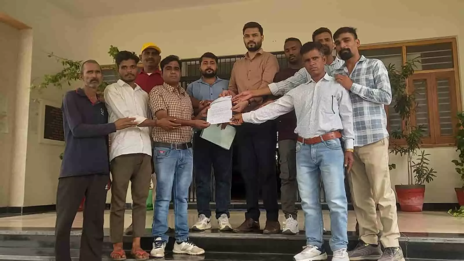 तस्वीर में आम आदमी पार्टी के कार्यकर्ता अधिकारी को राष्ट्रपति के नाम ज्ञापन सौंप रहे हैं। तस्वीर में आम आदमी पार्टी के कार्यकर्ता अधिकारी को राष्ट्रपति के नाम ज्ञापन सौंप रहे हैं।