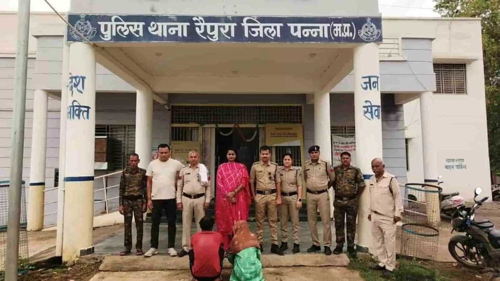 रैपुरा थाना भवन के सामने खड़े पुलिसकर्मियों और जमीन पर बैठे दो आरोपियों की तस्वीर। रैपुरा थाना भवन के सामने खड़े पुलिसकर्मियों और जमीन पर बैठे दो आरोपियों की तस्वीर।