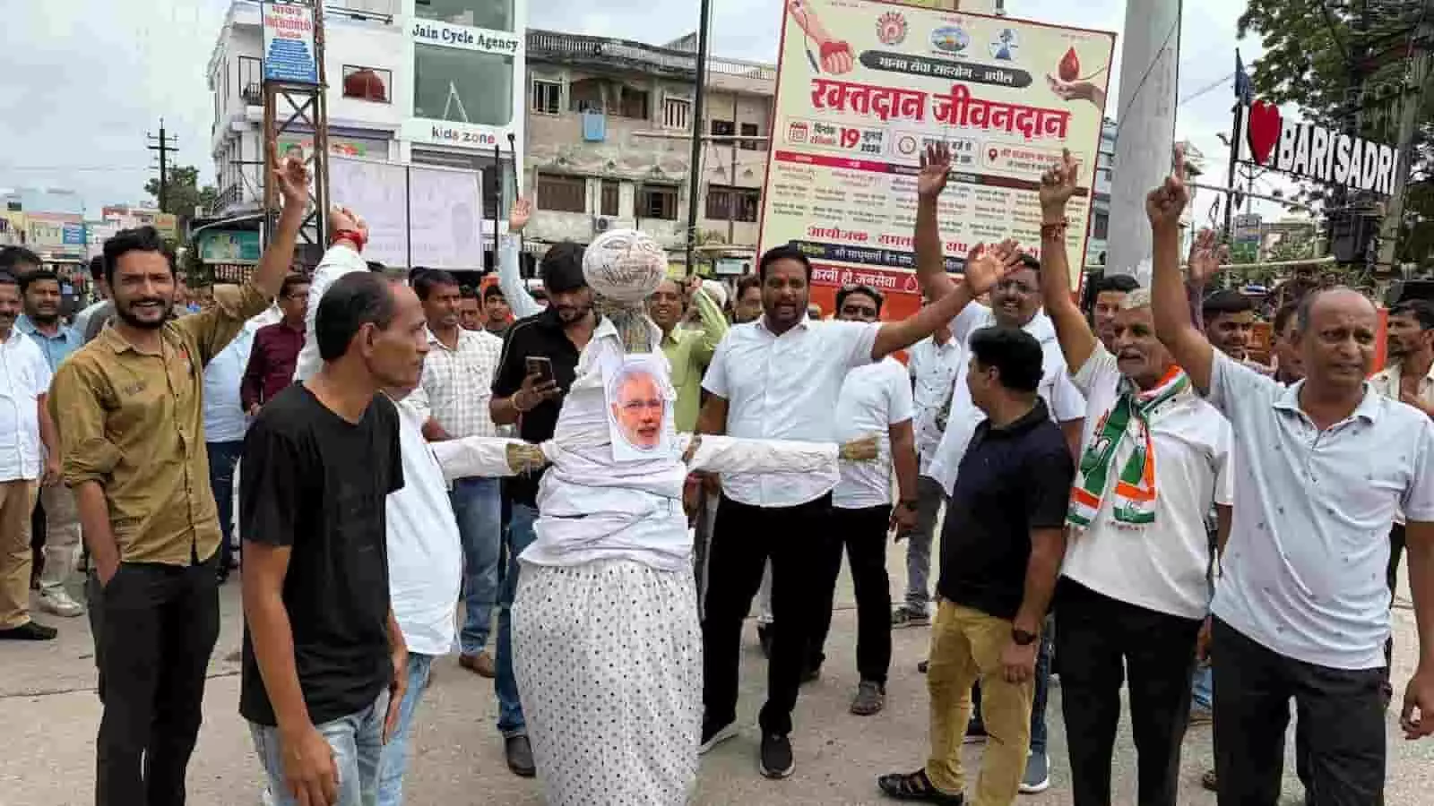 तस्वीर में बड़ीसादड़ी में एक पुतले के पास हाथ उठाकर विरोध प्रदर्शन करते लोग दिख रहे हैं। तस्वीर में बड़ीसादड़ी में एक पुतले के पास हाथ उठाकर विरोध प्रदर्शन करते लोग दिख रहे हैं।
