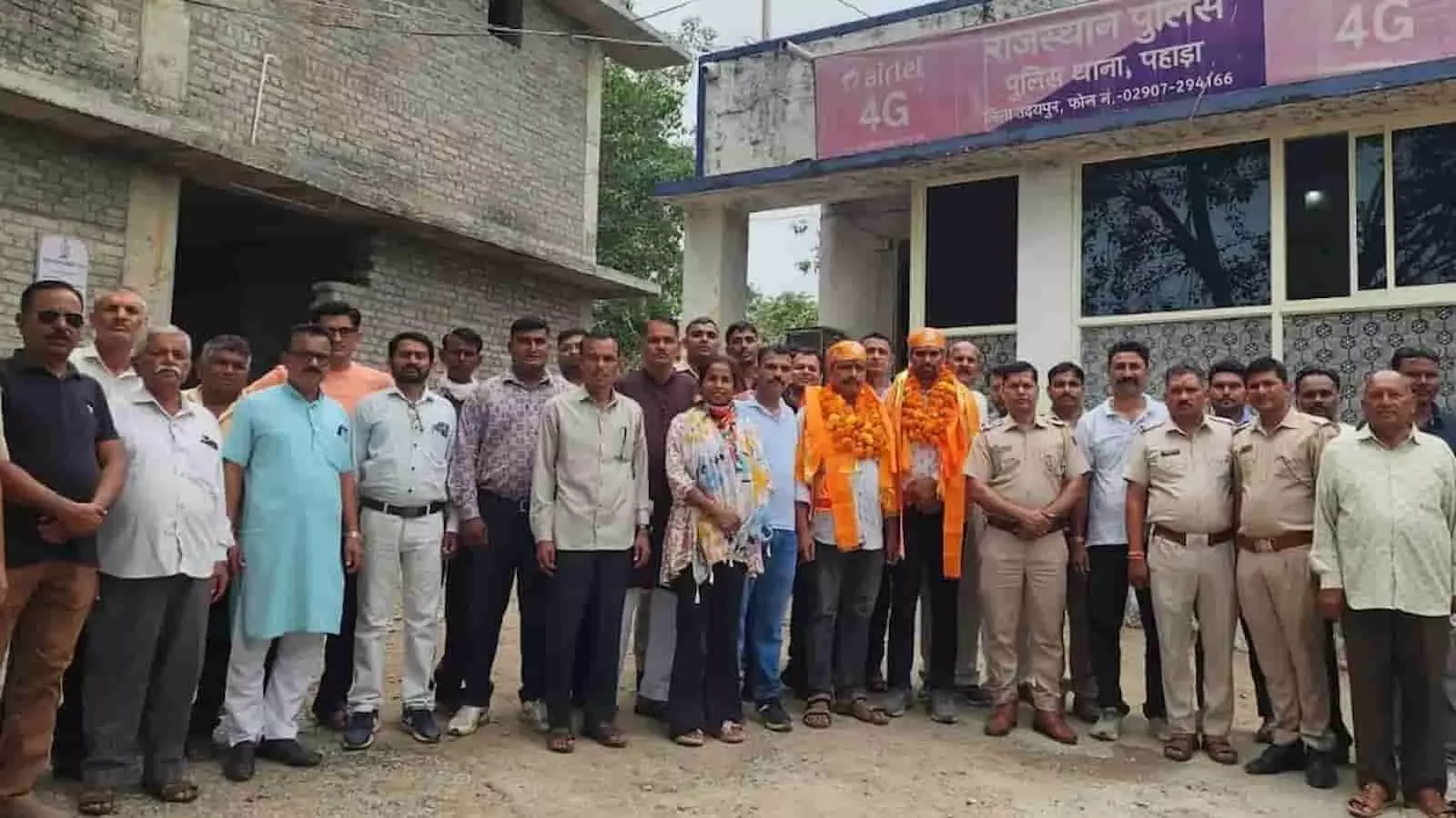 तस्वीर में पुलिस थाना पहाड़ा के बाहर विदाई समारोह के दौरान ग्रामीण और पुलिसकर्मी नजर आ रहे हैं। तस्वीर में पुलिस थाना पहाड़ा के बाहर विदाई समारोह के दौरान ग्रामीण और पुलिसकर्मी नजर आ रहे हैं।