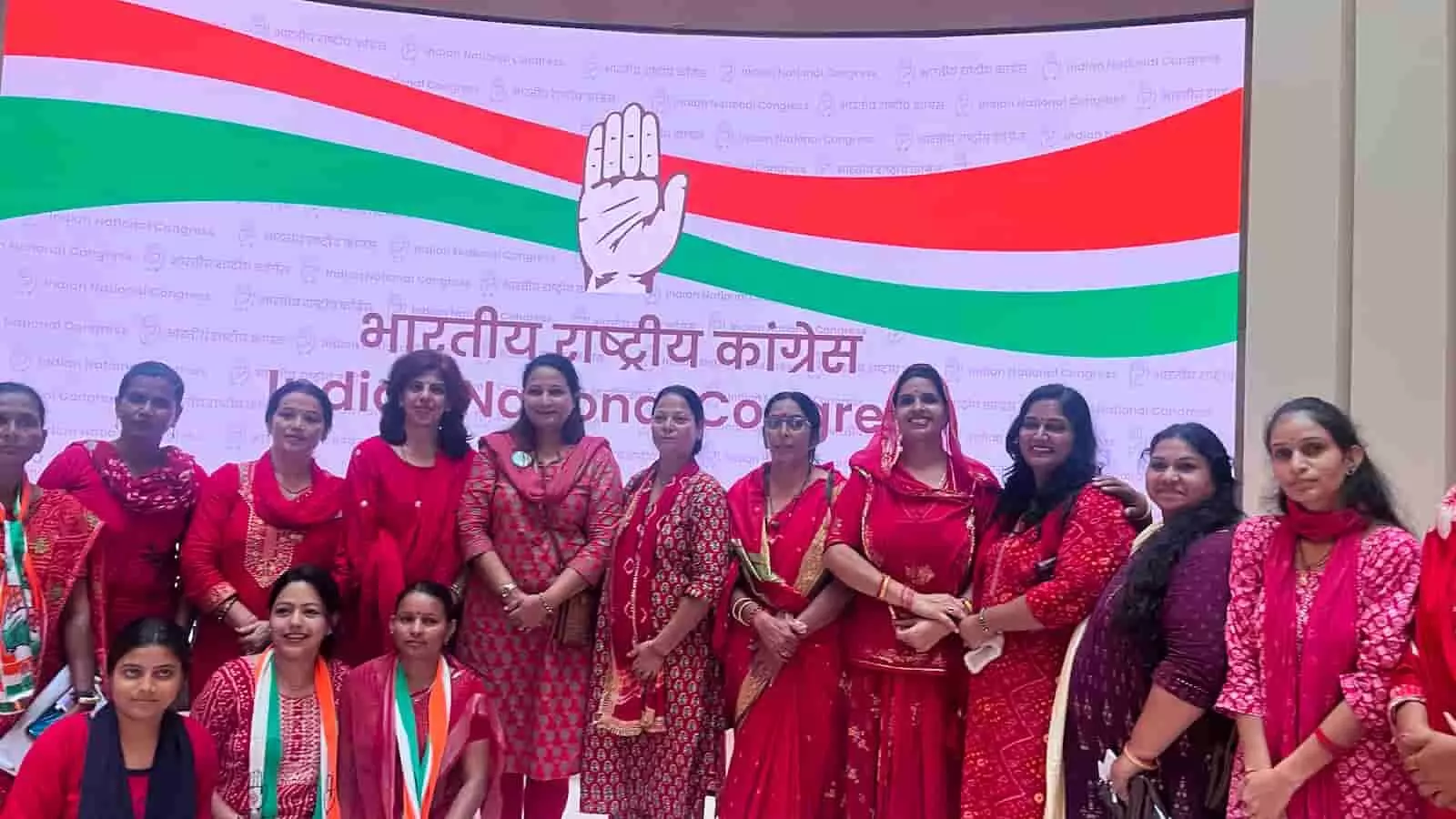तस्वीर में महिला कांग्रेस की कार्यकर्ता भारतीय राष्ट्रीय कांग्रेस के बैनर के सामने समूह में खड़ी हैं। तस्वीर में महिला कांग्रेस की कार्यकर्ता भारतीय राष्ट्रीय कांग्रेस के बैनर के सामने समूह में खड़ी हैं।
