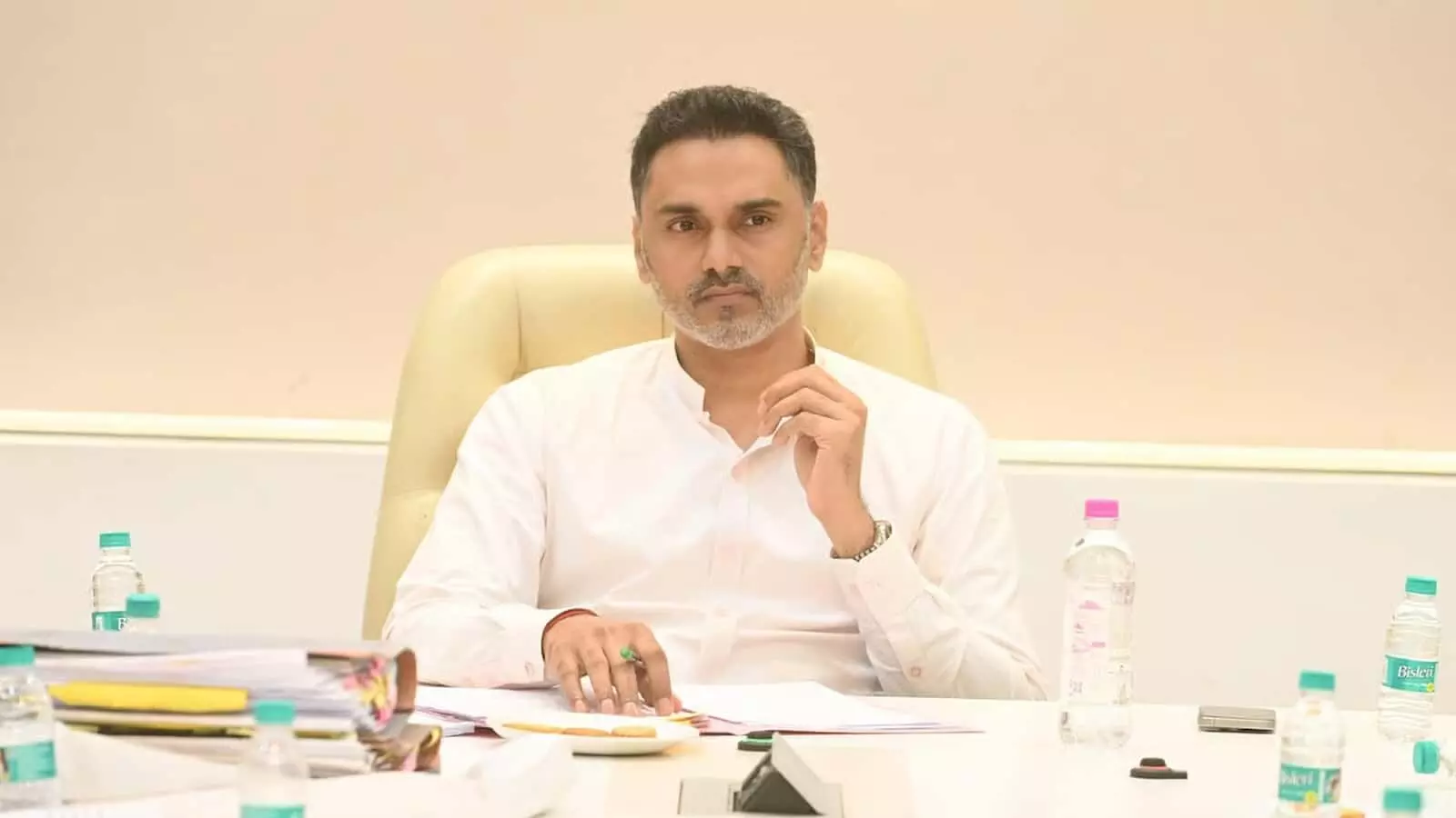 तस्वीर में मंत्री योगेश कदम मीटिंग हॉल में मेज पर बैठे हुए दिखाई दे रहे हैं।