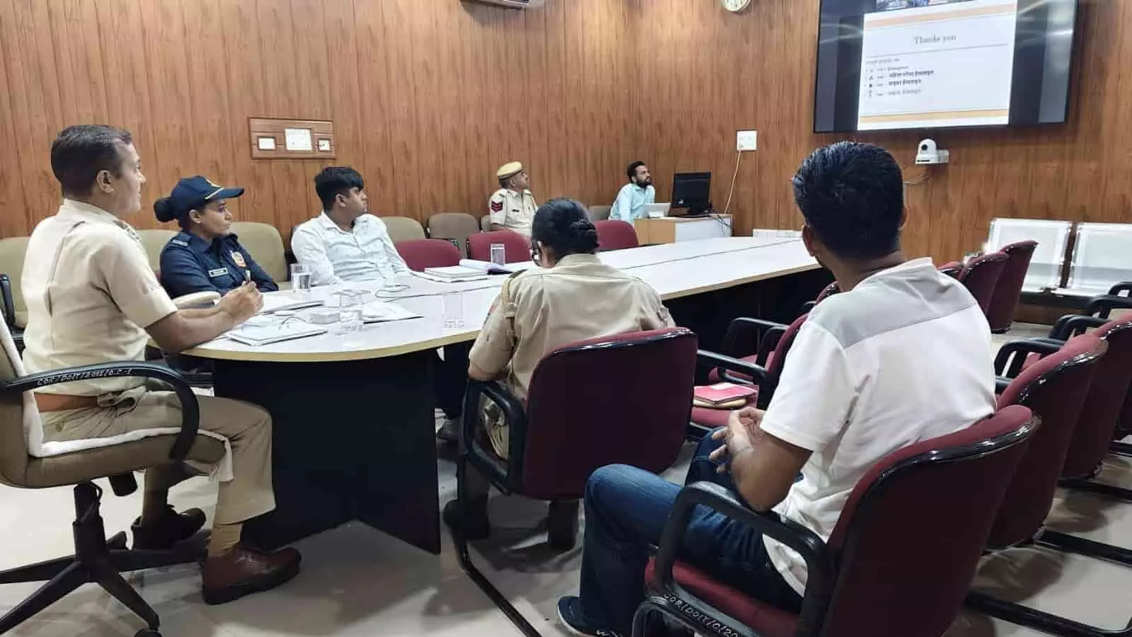 तस्वीर में एक मीटिंग हॉल में पुलिस अधिकारी ऑनलाइन सुरक्षा अभियान में भाग लेते दिख रहे हैं। तस्वीर में एक मीटिंग हॉल में पुलिस अधिकारी ऑनलाइन सुरक्षा अभियान में भाग लेते दिख रहे हैं।