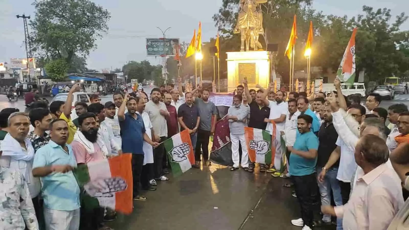 झालरापाटन के महाराणा प्रताप चौक पर कांग्रेस कार्यकर्ताओं द्वारा किया जा रहा विरोध प्रदर्शन। झालरापाटन के महाराणा प्रताप चौक पर कांग्रेस कार्यकर्ताओं द्वारा किया जा रहा विरोध प्रदर्शन।