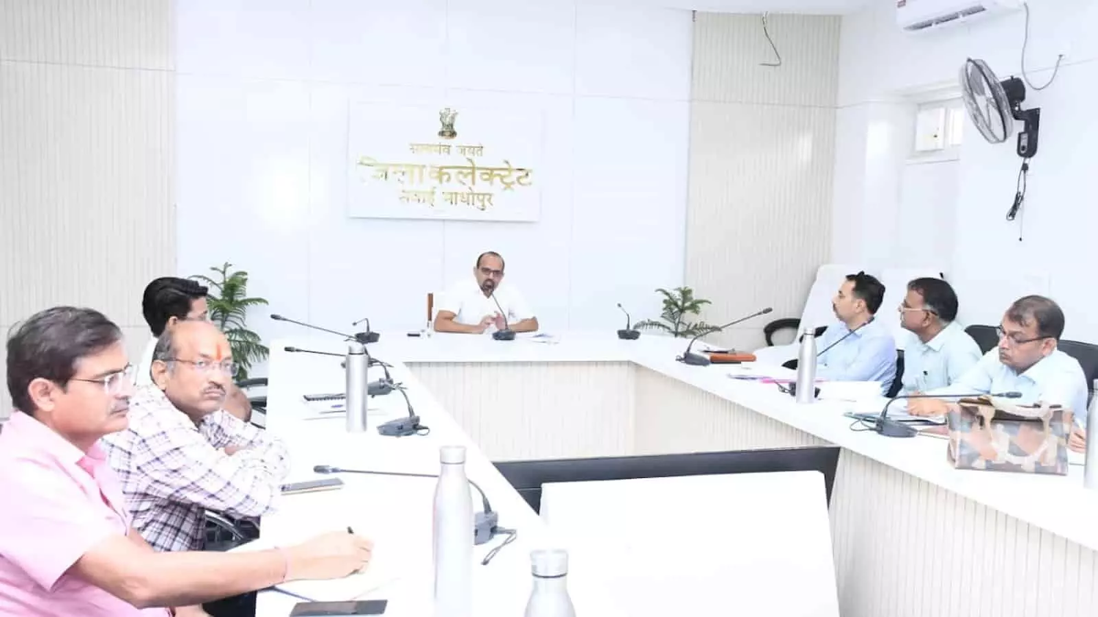 तस्वीर में कलेक्ट्रेट सभागार में बैठकर अधिकारियों के साथ बैठक करते जिला कलक्टर। तस्वीर में कलेक्ट्रेट सभागार में बैठकर अधिकारियों के साथ बैठक करते जिला कलक्टर।