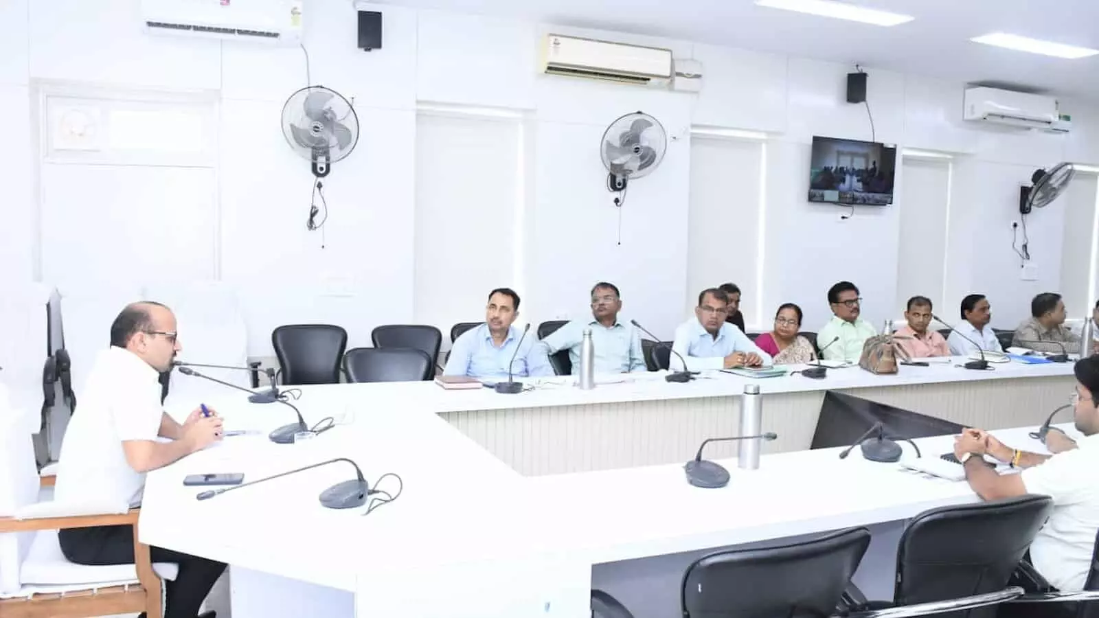 तस्वीर में जिला कलेक्टर काना राम बैठक कक्ष में अधिकारियों के साथ चर्चा करते दिख रहे हैं। तस्वीर में जिला कलेक्टर काना राम बैठक कक्ष में अधिकारियों के साथ चर्चा करते दिख रहे हैं।