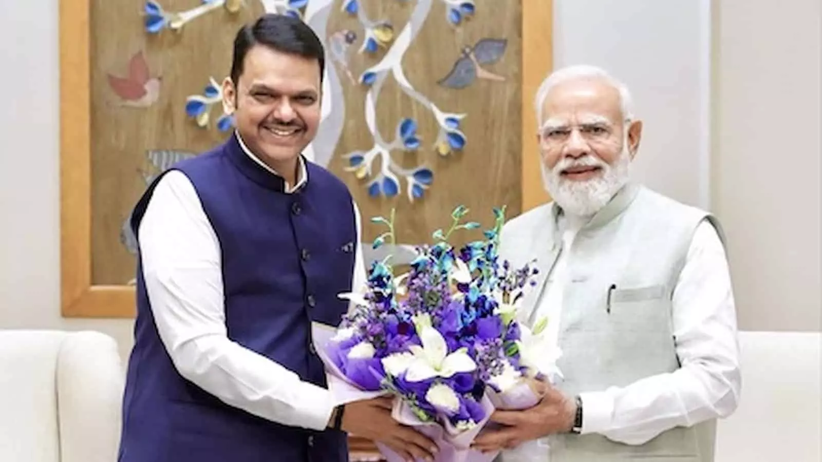 तस्वीर में मुख्यमंत्री देवेंद्र फडणवीस और प्रधानमंत्री नरेंद्र मोदी एक-दूसरे को गुलदस्ता भेंट करते दिख रहे हैं।