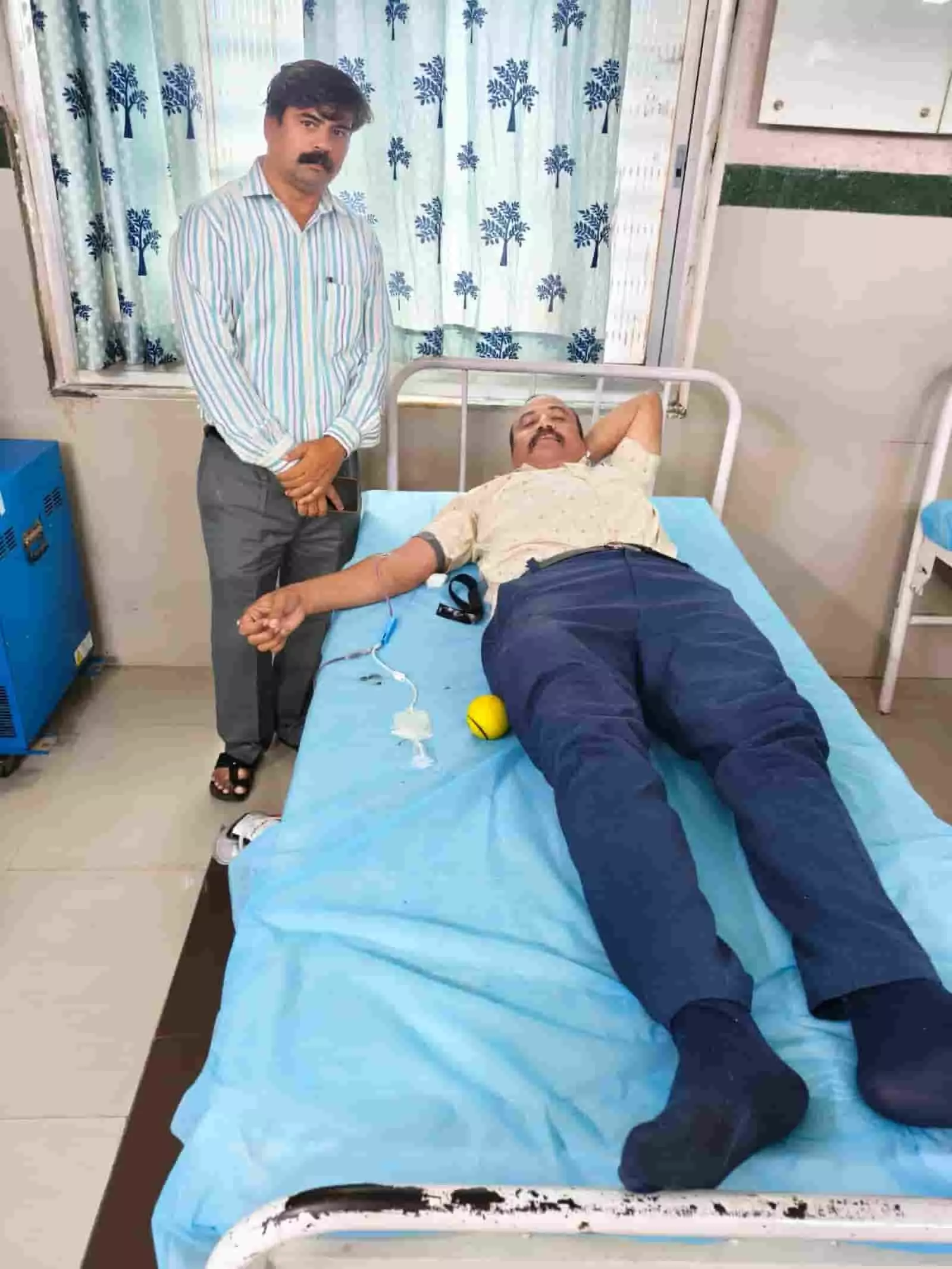 चित्तौड़गढ़ जिला अस्पताल के ब्लड बैंक में बेड पर लेटकर रक्तदान करते स्वास्थ्य अधिकारी। चित्तौड़गढ़ जिला अस्पताल के ब्लड बैंक में बेड पर लेटकर रक्तदान करते स्वास्थ्य अधिकारी।