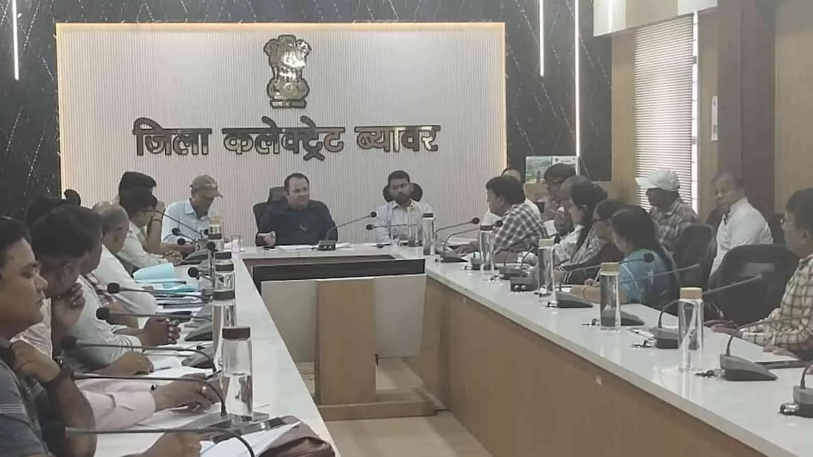 तस्वीर में ब्यावर कलेक्ट्रेट सभागार में जिला कलक्टर अधिकारियों के साथ बैठक करते दिख रहे हैं। तस्वीर में ब्यावर कलेक्ट्रेट सभागार में जिला कलक्टर अधिकारियों के साथ बैठक करते दिख रहे हैं।
