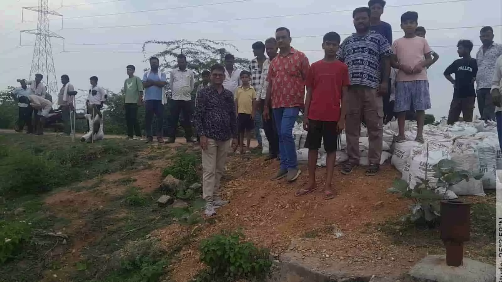 तस्वीर में देहीखेड़ा गांव के तालाब किनारे खड़े वन विभाग कर्मी और ग्रामीण। तस्वीर में देहीखेड़ा गांव के तालाब किनारे खड़े वन विभाग कर्मी और ग्रामीण।