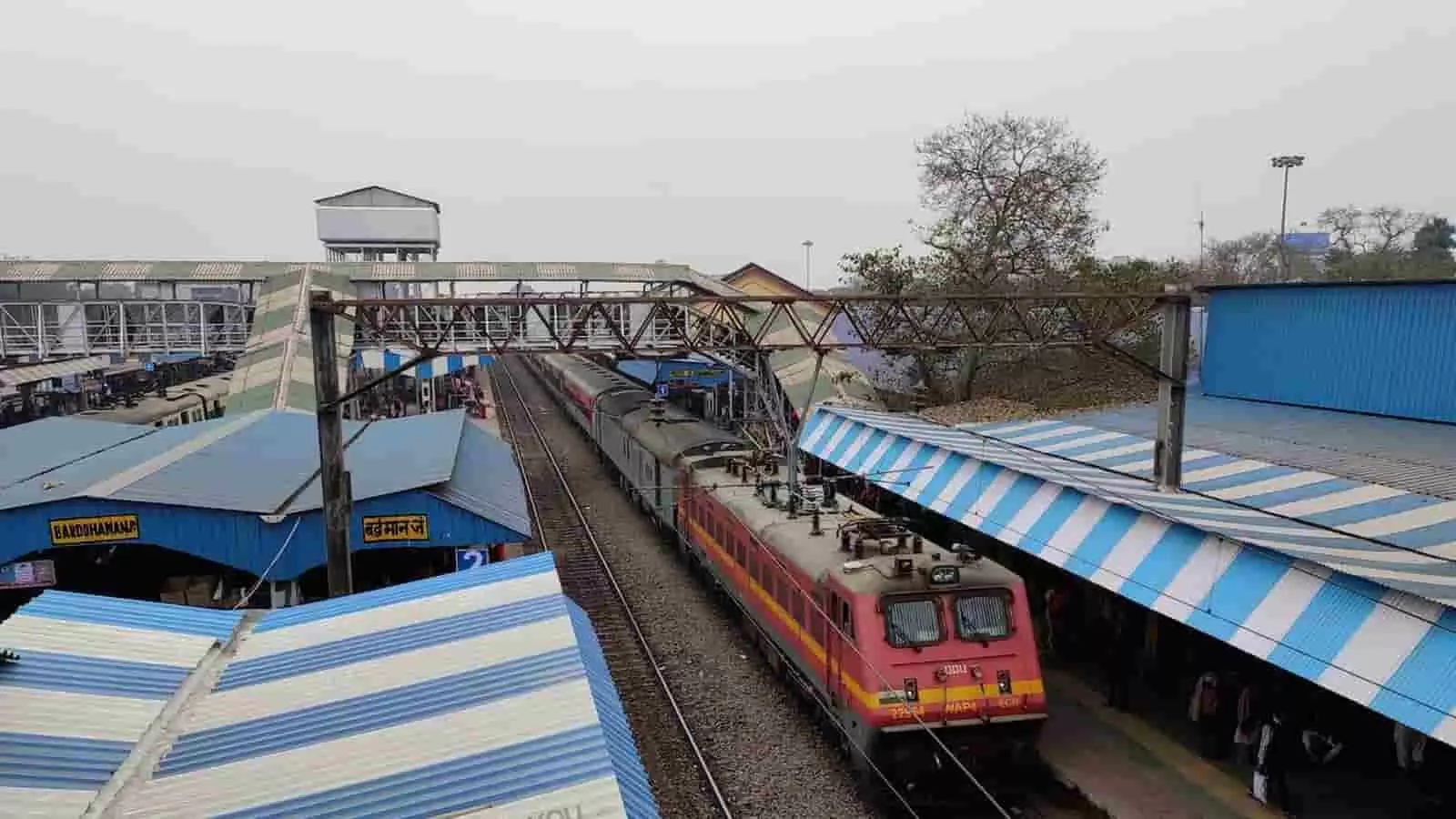 तस्वीर में रेलवे स्टेशन के ट्रैक पर ट्रेन और प्लेटफॉर्म नजर आ रहे हैं। तस्वीर में रेलवे स्टेशन के ट्रैक पर ट्रेन और प्लेटफॉर्म नजर आ रहे हैं।