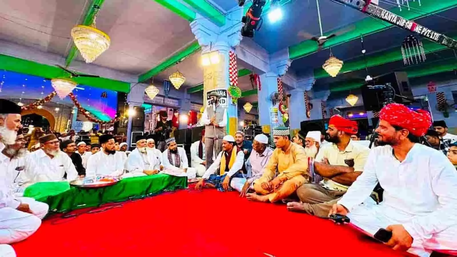 कपासन दरगाह में उर्स के दौरान चादर और फूल पेश करते हुए विधायक अर्जुनलाल जीनगर।