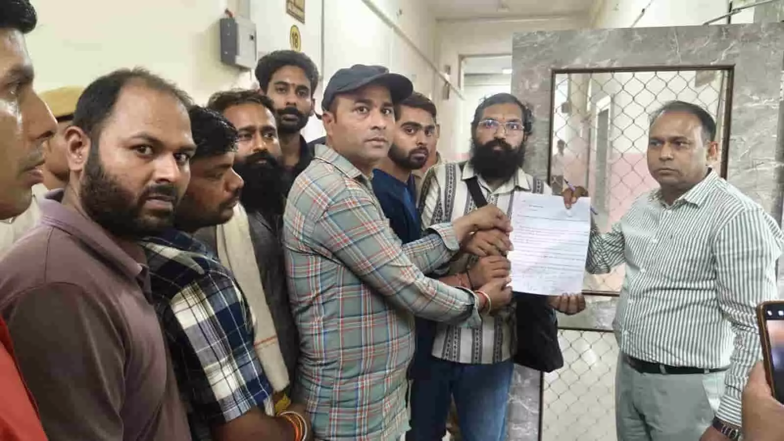 तस्वीर में लोग बारां में संत परमानंद महाराज की सुरक्षा को लेकर ज्ञापन सौंपते हुए दिख रहे हैं।