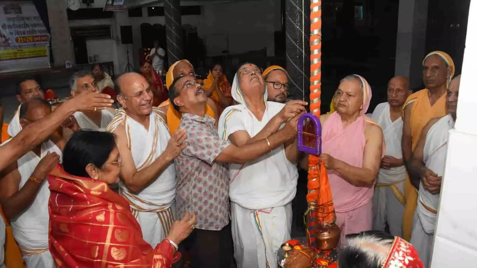 तस्वीर में कोटा के तलवंडी जैन मंदिर में अष्टान्हिका महापर्व पर ध्वजारोहण करते हुए श्रद्धालु।