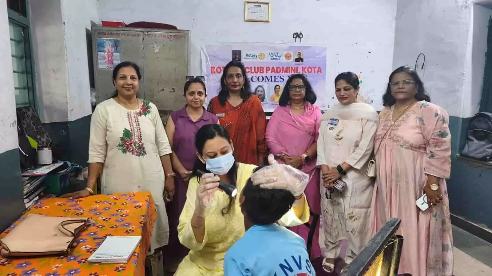 तस्वीर में डॉक्टर कोटा के शिविर में बच्चे के दांतों की जांच करती हुई दिख रही हैं.