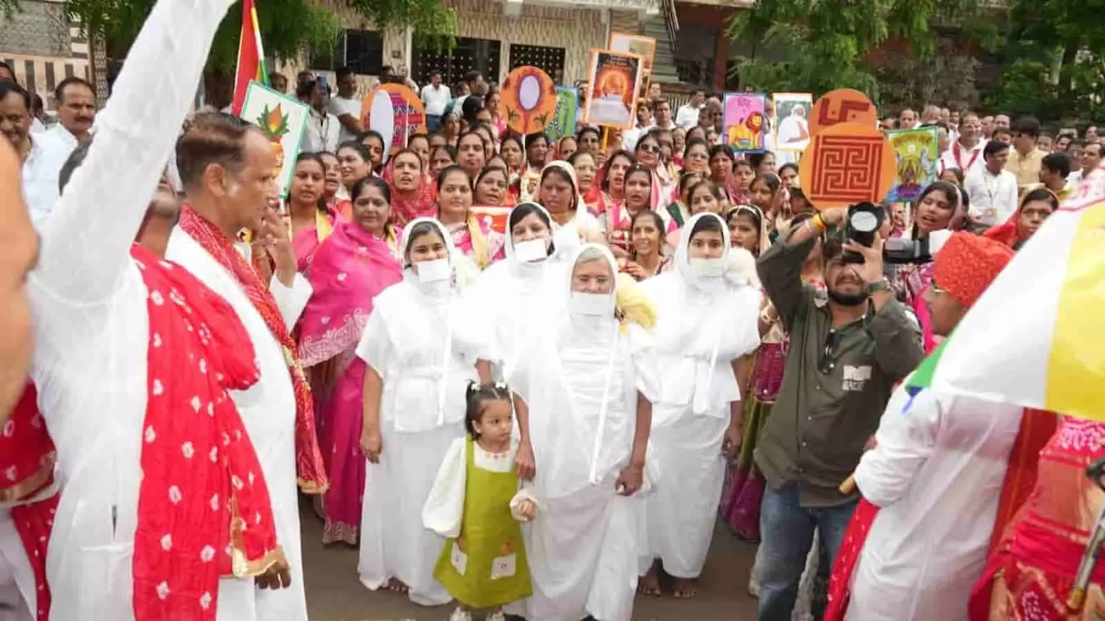 तस्वीर में जैन साध्वियां श्रद्धालुओं के साथ पैदल मंगल प्रवेश यात्रा में शामिल होती दिख रही हैं। तस्वीर में जैन साध्वियां श्रद्धालुओं के साथ पैदल मंगल प्रवेश यात्रा में शामिल होती दिख रही हैं।
