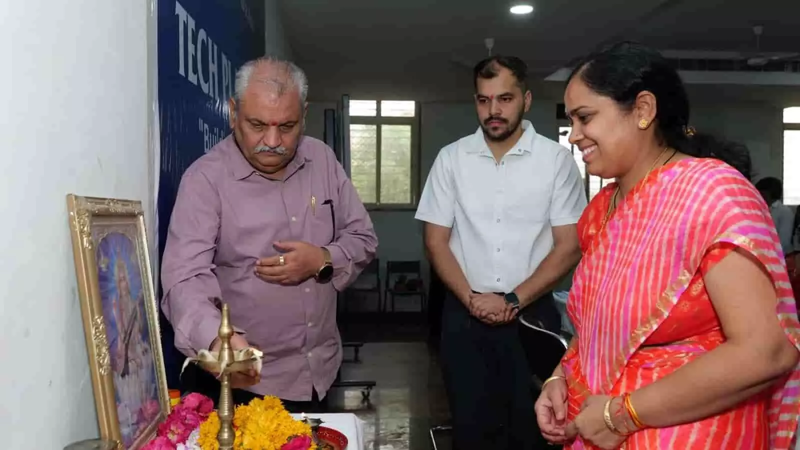 तस्वीर में कोटा विश्वविद्यालय में कार्यशाला के दौरान दीप प्रज्वलित करते अतिथि और संकाय सदस्य नजर आ रहे हैं।