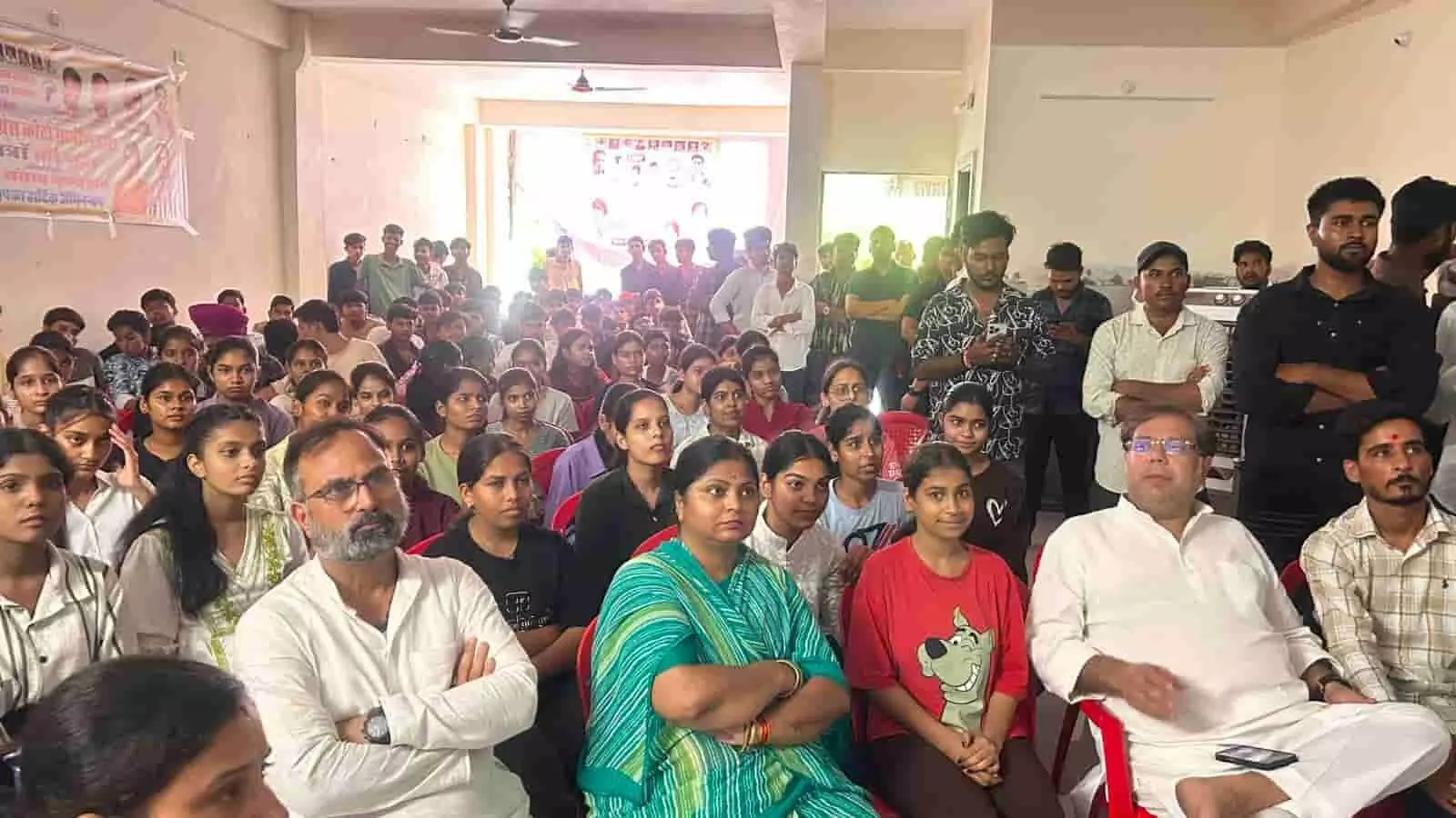 कोटा में आयोजित छात्र संवाद कार्यक्रम में बैठे हुए नेतागण और मौजूद छात्र-छात्राएं।